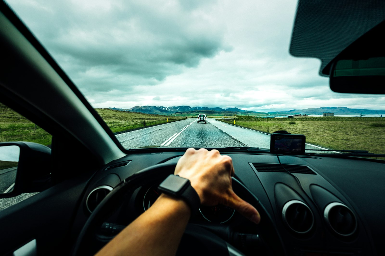 Direksiyondaki eller ve önde uzanan açık yol